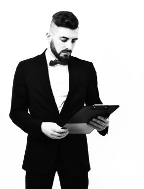 Sakallı ve gülümseyen iş adamı ya da CEO 'su organizatör.