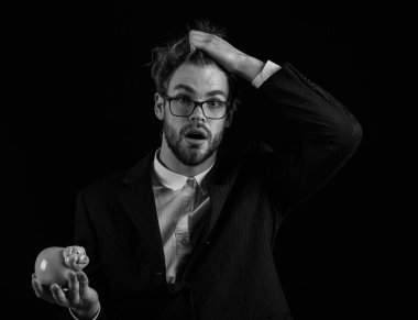 sürpriz iş adamı siyah arka planda, kopyalama alanı