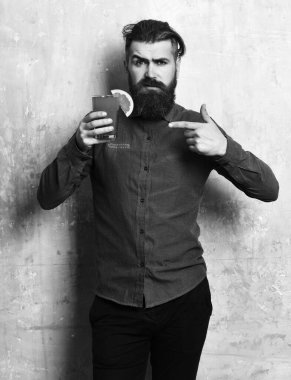 Vahşi hippi elinde tropik alkolik taze kokteyl tutuyor.