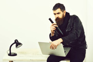 Masada dizüstü bilgisayarla oturan vahşi beyaz hippi.