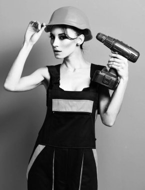 Red Stüdyo geçmişinde seksi bir müteahhit kız.