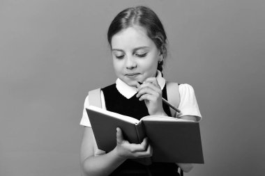 Okula ve eğitim konseptine geri dönmek. Okul üniformalı bir öğrenci.