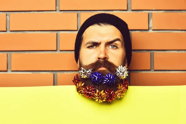 Vousatý muž, brutální běloch šilhající hipster s dárkovými dekoracemi hvězd — Stock fotografie