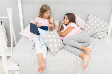 Oku bana. Küçük kız kardeşine masal okuyor. Küçük çocuklar yatmadan önce okurlar. Edebiyat ve kütüphane. Çocuk gelişimi. Okuma yoluyla hayal gücünü geliştiriyor. Sadece güzel bir uyku zamanı istiyorum.