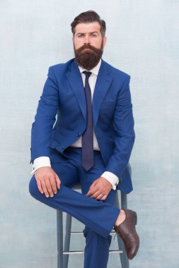 Adalet ve adalet. Şık ve resmi. Sakallı adam resmi takım elbise giyer. Zarif avukat sandalyeye oturur. İş toplantısı. Resmi bir etkinlik. Sakallı ve bıyıklı kendine güvenen bir avukat. Avukatın.