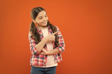 Şuna bak. Ürün sunumu. Çocuk mutlu yüz bir şey kopyalama alanı gösterir. Kız ürün göstermek. Ticari reklam. Promosyon konsepti. Çocuklar için ürün tanıtımı. Ürünü piyasaya sürme