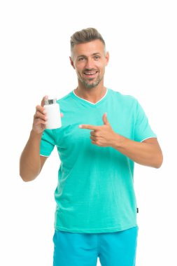 Bağışıklık sistemi için gerekli. Yan etkiler. İlaç konsepti. Erkek sağlığı için gıda katkı maddeleri. Vitamin kompleksi. Ürün sunan yakışıklı bir adam. Kemik sağlığı için hayati önem taşıyor. Vitaminler ve mineraller