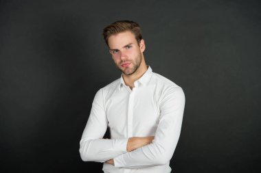 Kendinden emin ve harika görünüyor. Kendine güveni olan, esmer biri. Moda adamının kendine güveni tam. Resmi, klas bir tarz. Erkek gardırobu. Moda ve tarz. Kendine güvenen ve şık.