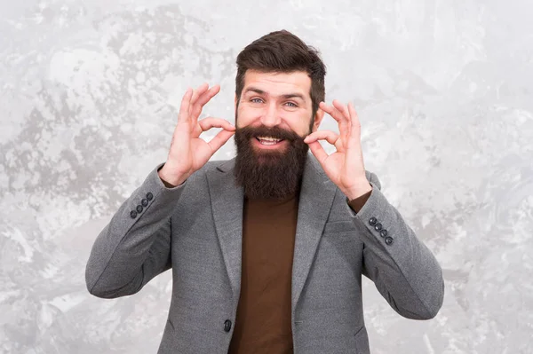 Moda barba e concetto barbiere. Uomo barbuto cappotto alla moda hipster. Le punte da barbiere mantengono la barba. I baffi hanno bisogno di uno stile adeguato. Crescere peli sul viso. Aspetto hipster. Barba elegante e baffi — Foto Stock