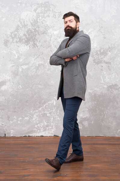 Я жду тебя. Мужская мода. Зрелый бизнесмен. Случайный стиль. Одежда в стиле хипстерской осени. Парень в осеннем пальто. Изменения в одежде, пользовательские творения. Trendy man with beard