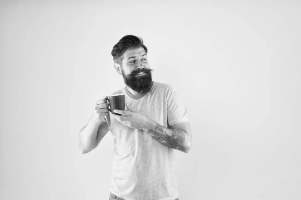 Çay zamanı. Doğru oranda sütle birlikte Cortado. Kahve devrimi. Hipster 'ın zevkleri ve estetiği. Enerji konsepti. Hipster barista sarı arka plan. Kahve dükkanı. Sakallı adam, sabah kahvesini iç. — Stok fotoğraf