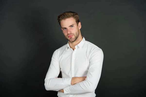 Confiante e com óptimo aspecto. Tipo confiante fundo escuro. Aparência confiante do homem da moda. Estilo elegante formal. Guarda-roupa dos homens. Moda e estilo. Confiante e elegante — Fotografia de Stock