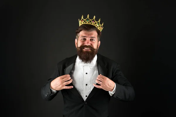 Ja jestem najlepszy. Król stylu. Człowiek z brodą nosi złotą koronę. elegancki mężczyzna w formalnym stroju na specjalnym wydarzeniu. Królu imprez. Jest klientem VIP-u. Koncepcja użytkownika Premium. nagroda za sukces biznesowy. Najlepszy kierownik — Zdjęcie stockowe