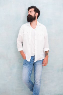 Sakallı, olgun, yakışıklı hippi beyaz gömlek giyiyor. Yaz koleksiyonu. Erkek giyim konsepti. Moda kıyafetleri. Çekici adam duvar arkaplanı. Yaz modası. Sakallı manken kıyafeti. Moda modeli