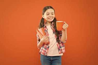 Kova listesini okuyorum. En sevdiğiniz kitap ile güzel zaman geçirin. Kız bir fincan çay ve kitap tutun. Çocuklar için edebiyat. Evde vakit geçirmenin tadını çıkarın. Sıcak kakao ve rahat akşam için iyi bir kitap mükemmel kombinasyonu