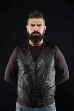 Sakal şeklin için saç kesimi. Hippi saçlı sakallı adam. Bıyıklı ve sakallı hippi. Berber dükkanı. Kuaför salonu. Haicare erkek bakımı. Moda berber dükkanı. Sakal berberi.