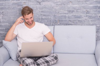 Çevrimiçi iletişim kavramı. Evde eğitim. İnternetten alışveriş. Adam bilgisayar gevşetici kanepe kullanıyor. Evden çalışıyorum. Kendini soyutlama. Evde kal. Sosyal uzaklık. Adam bilgisayarda çalışıyor. Çevrimiçi kurslar