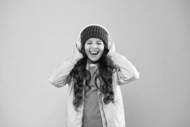 Şirin liseli kız elbiseleri kulaklık takıyor, müzik dinliyor. Gençler müzik dinler. Önerilen müzik, başlangıçtaki ilgiye dayanıyordu. Mobil cihaz için bedava müzik uygulamaları. Enerjik çalma listesi. Sesin tadını çıkar