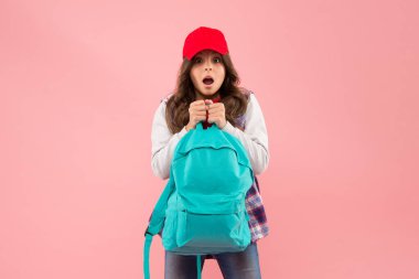 Hadi canım. Sırt çantasında bir şeyler taşımak. Sırt çantasına ne kadar uygun olduğunu öğren. Modaya uygun küçük kız sırt çantası taşıyor. Faydalı bir moda aksesuarı. Okul çantalı, kızıl şapkalı, uzun saçlı kız.