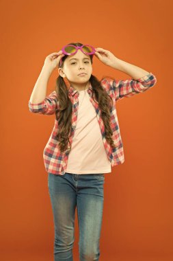 Görme ve göz sağlığı. Görme yetisini geliştir. Kız gözlük takıyor. Polarizasyon daha çok tercih ederken ultraviyole koruma hayati önem taşıyor. Optik ve görme tedavisi. İyi gören çocuk mutlu.