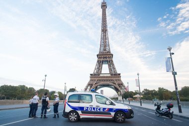 Paris, Fransa - 29 Eylül 2017: Eyfel kulesinde trafik polisi kontrol noktası. Trafik polisi yolu. Trafik polisi geldi. Devriye aracı. Polis arabası ve motosiklet. Yol kapalı