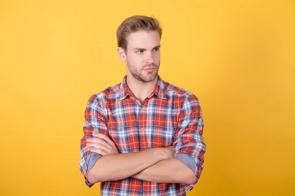 Macho perfecto. tipo con camisa a cuadros de pie con los brazos cruzados. su peinado perfecto. Aseo masculino en la peluquería. moda mirada de moda. Retrato de hombre guapo. hombre carismático con camisa a cuadros — Foto de Stock