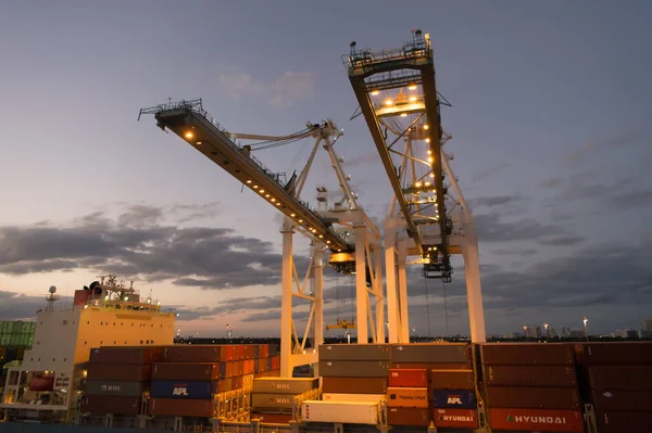 Miami, USA - 01 mars 2016: containrar i lasthamn. Behållare och kranar belysta i skymningen. Containerfartyg. Containerservice — Stockfoto