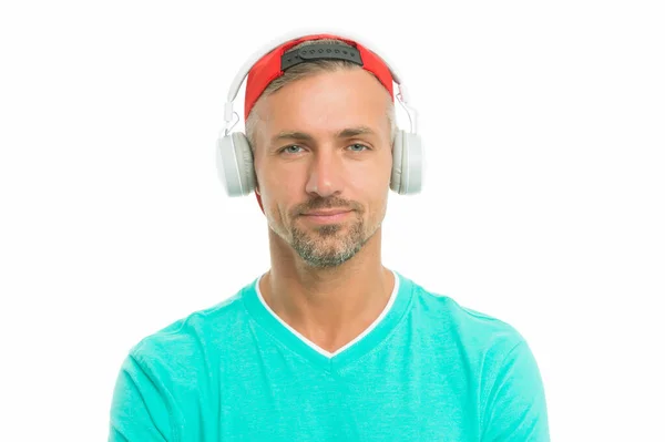 Ο τύπος με το καπέλο ακούει στερεοφωνικά ακουστικά. Καλή διάθεση. Μοντέρνα ασύρματα ακουστικά. Τέλεια ιδέα ήχου. Ηλεκτρονική χορευτική μουσική και κομμάτια σπιτιού. Ενόργανη μουσική. Ανδρικά ακουστικά λευκό φόντο — Φωτογραφία Αρχείου