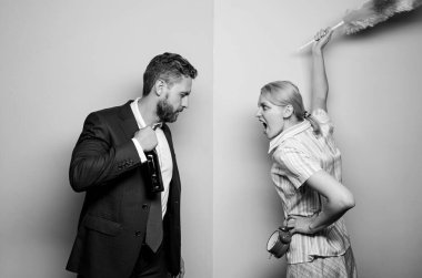 Karım, kocanızın neden eve bu kadar geç geldiğini merak ediyor. Temizlik servisi. Aile rutini. İlişki sorunları. Görev ayrımcılığı. Alkolik adam şarap içer. Kadın evi temizliyor. ev işleri.