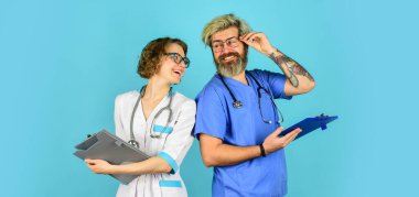 Tıbbi personel. Tıp eğitimi. Kanıta dayalı tıp. Doktor ve hemşire iletişim kuruyor. Virüs tedavisi. Doktor meslektaşlarım. Doktor toplantısı. Normal bir gündüz hastanesi. Tecrübeli meslektaşımın tavsiyesi
