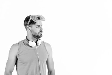 Yaz müziğini dinleyen tıraşsız bir adam. Parti konsepti. DJ çocuk. Popüler yaz şarkıları listesi. Teknoloji ve eğlence. Modern hayat. Yaz müzik çizelgesi. Kulaklık ve güneş gözlüklü yakışıklı adam.