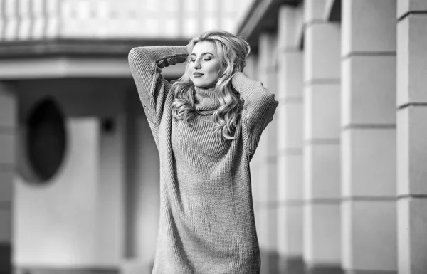 Beauty in style. cashmere woolen sweater. warm oversized clothes. sexy woman sunny weather outdoor. free style comfortable. autumn fashion. blond girl make up fall outfit. girl soft knitwear dress — Stock Photo, Image