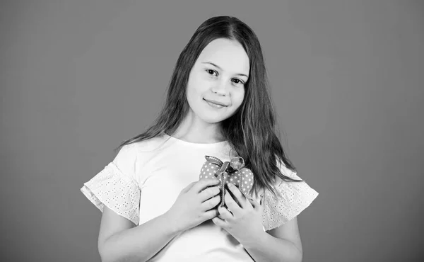 Sempre nel mio cuore. Decorazione di cuore per celebrazione di vacanza. Ragazzina che tiene la decorazione del cuore in tessuto. Bambino piccolo con decorazione a forma di cuore. Decorazione fatta a mano per San Valentino o il giorno delle madri — Foto Stock