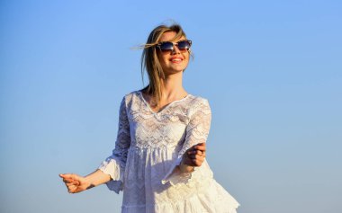 Başarıyı kutluyoruz. Özgür ve mutlu. Kaygısız kız güneşe bak. Moda tarzı. Romantik bir ruh halinde olmak. Gençlik güzeli. Güzel seksi esmer kadın saçı. Yaz tatili ve tatil. Dinlenme zamanı.