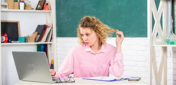 Studiebegeleider. online onderwijs. freelancer werk. lerares. Lerarendag. IT-les met computer. e-learning-concept. moderne technologie. Meisje Studeren Online in de klas. student met laptop — Stockfoto