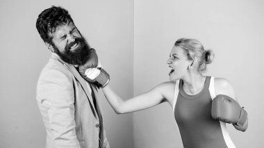 Bazıları onlara rakip der. Nakavt yumruğu. ki o haklı. Dövüşü kazan. Güç ve güç. Aile boks eldivenleri. İlişki sorunları. Spor. Sakallı hippi adam bir kadınla kavga ediyor.