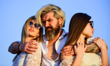 Harika görünüyorsun. Yaz gün batımında rahatla. Güzellik ve moda. Moda insanları yaz kıyafetiyle sıradan görünürler. Bir grup insan. Aşk ve arkadaşlık kavramı. Vahşi adam iki seksi kadını kucaklıyor. Genç ve özgür