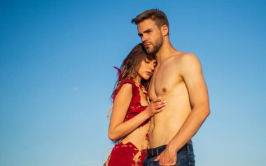 Aşık olmak. Sıcak yaz havası. Maço adamın kaslı bir vücudu var. Aşık şehvetli bir çift. Seksi kız süet deri giyiyor. İlkel içgüdü. Arzuyu hisset. romantik ilişki kavramı