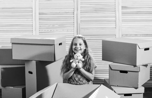 Bir sonraki evini arıyorsun. Yeni bir yaşam alanı satın almak. Mutlu küçük kız. Karton kutular yeni eve taşınıyor. Taşınma konsepti. Yeni daire. Mutlu çocuk karton kutu — Stok fotoğraf