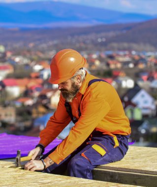 Düz çatı kurulumu. Roofer yeni çatı yapıyor. İnşaat binası. Su geçirmez çarşaf. Yüksek irtifa işe yarıyor. Isı yalıtımı. Çatı ustası yüzeyi. Profesyonel tamir çatısı.