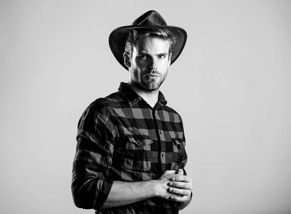 Moda occidental. rodeo del oeste salvaje. Un hombre guapo con sombrero. hombre camisa a cuadros en el rancho. Hombre de estilo vintage. Vaquero retro del Salvaje Oeste. vaquero en el campo. Western. retrato vaquero occidental —  Fotos de Stock