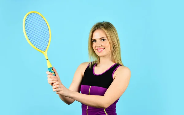 En busca de la buena salud. Jugadora de tenis. Competencia deportiva. Una atleta juega al tenis. Sistema de puntuación. Juego de squash. Deportes de raqueta. Club de tenis. Sonriente atlética chica mantenga raqueta de tenis — Foto de Stock