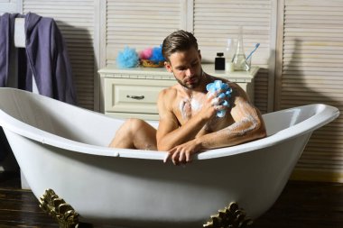 Cinsellik ve erotik konsept: seksi vücut yıkayan erkek