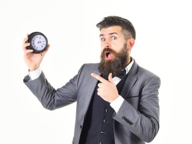 Sakallı adamın çalar saati var. Adam saati işaret ediyor..