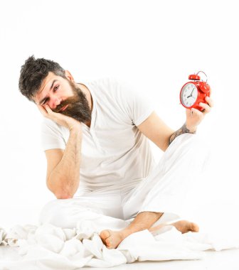 Sakallı ve bıyıklı hippi uyuyakalmış..