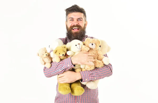 Concepto de regalos y vacaciones. Macho con abrazos de barba osos de peluche —  Fotos de Stock