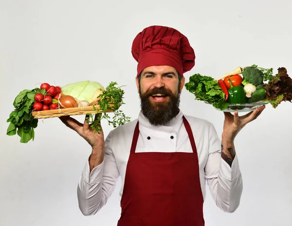 Hälsosam kost och mat koncept. Chef håller färska grönsaker — Stockfoto