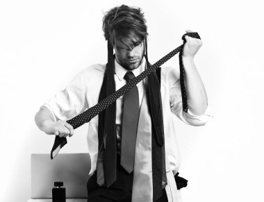 Sakallı, maço, beyaz tenli, renkli kravatlı bir adam.