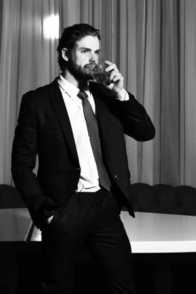 Homme barbu, homme d'affaires avec un verre de whisky — Photo