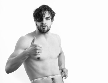 Beyaz seksi genç maço mezura kullanıyor.